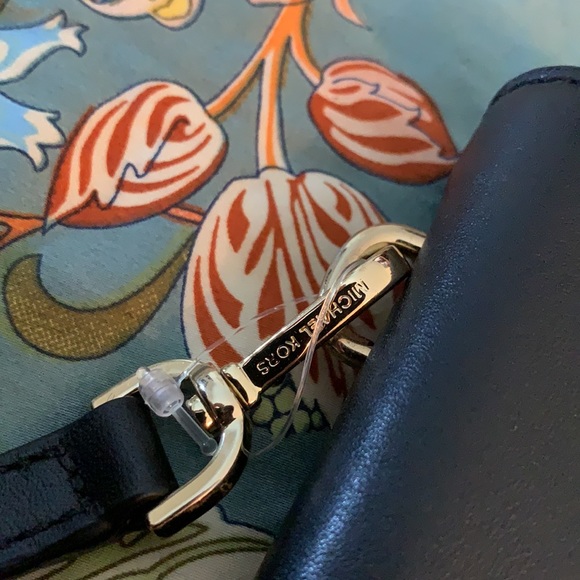 Micheal Kors Crossbody - Picture 4 of 11